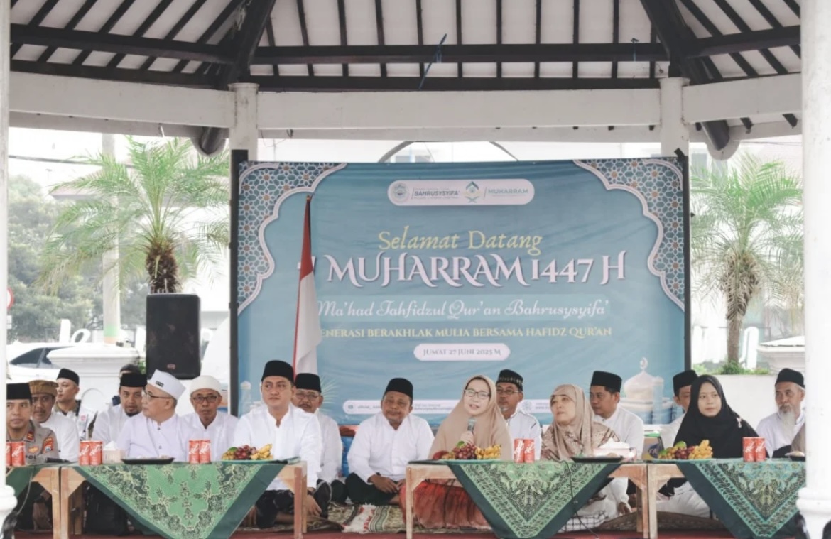 PERINGATI: Bupati Lumajang Indah Amperawati bersama Wakil Bupati Lumajang Yudha Adji Kusuma saat memperingati pergantian tahun baru Islam. (ATIEQSON MAR IQBAL/RAME)