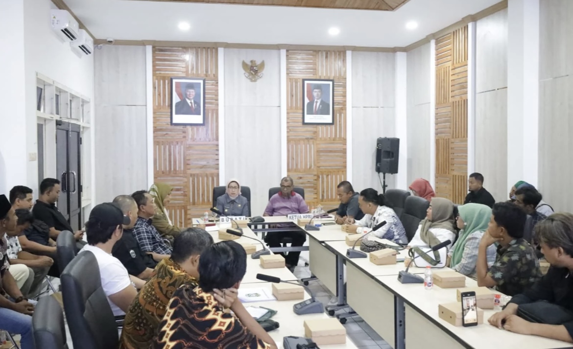 AUDIENSI: Sejumlah anggota HPBI saat melakukan audiensi bersama Pemkab Lumajang, Kamis (26/06). (ATIEQSON MAR IQBAL/RAME)