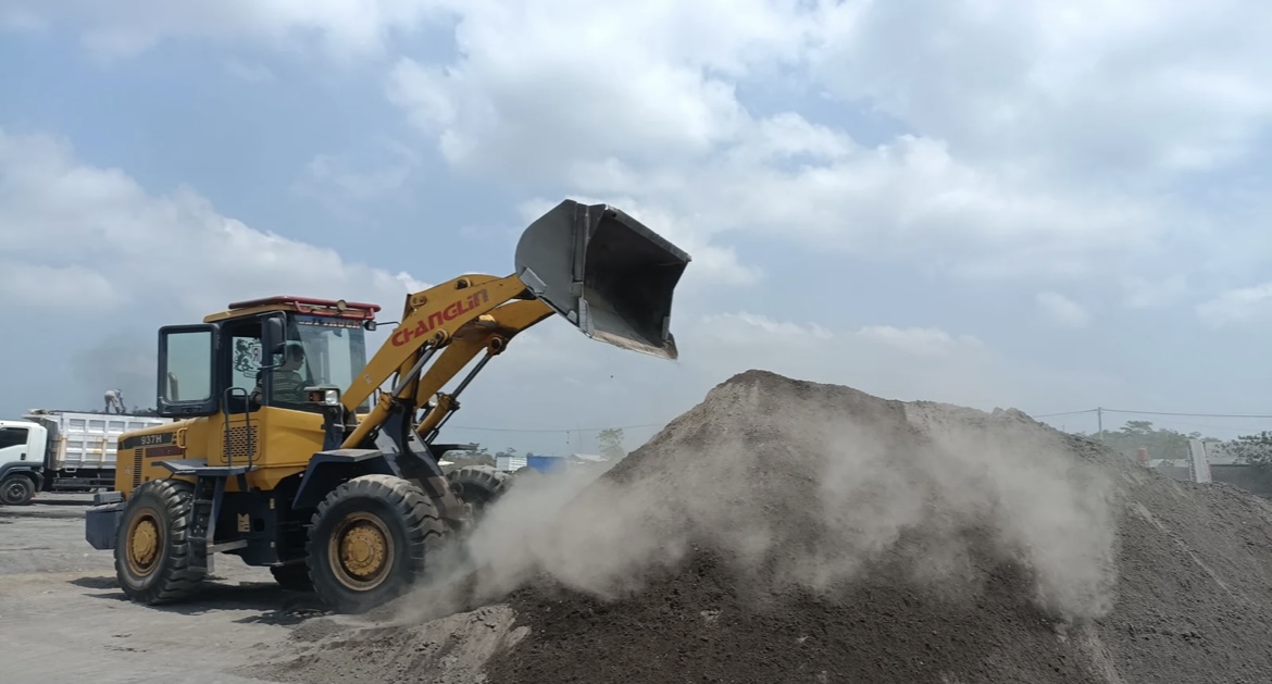 AKTIVITAS: Salah satu alat berat sedang menata tumpukan pasir di salah satu stockpile di kawasan selatan Lumajang. (ATIEQSON MAR IQBAL/RAME)