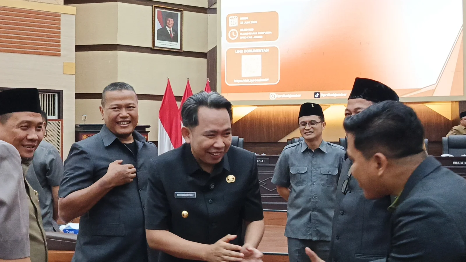 BERIKAN PAPARAN: Bupati Fawait saat kesempatan rapat paripurna di DPRD Jember (23/6) dan menyampaikan keinginannya terkait PAD Jember.