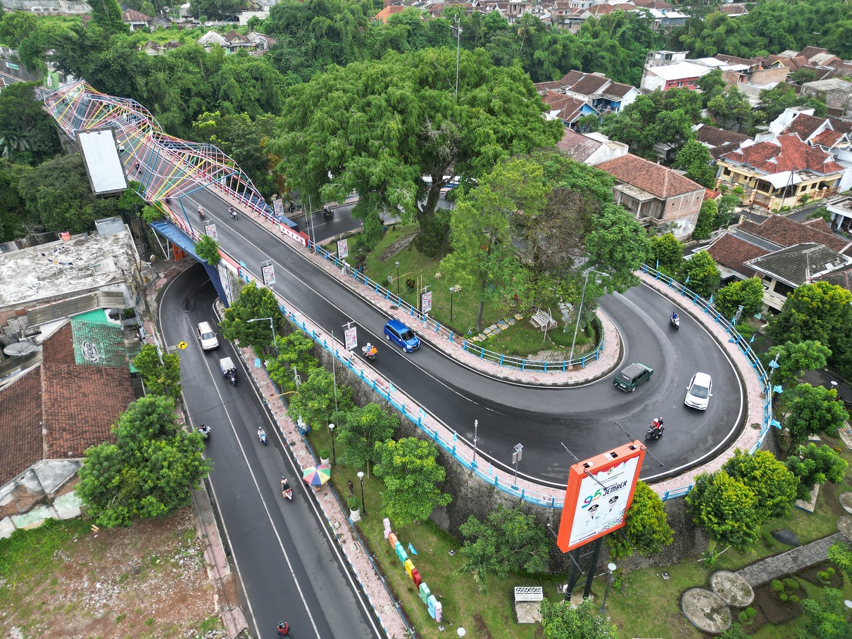 HATI-HATI: Jembatan Semanggi yang menjadi salah satu icon Jember ini sering makan korban karena di bawah jembatan cukup licin.