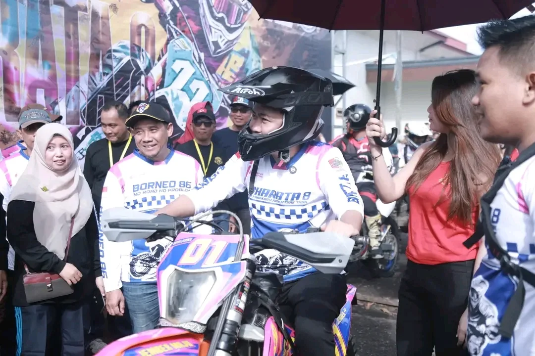 SEMARAK: Bupati Fawait saat pelepasan Bhayangkara Trail Adventure ke-8, di Gedung Serbaguna, Kawasan GOR PKPSO Kaliwates, Jember, (29/6/2025).