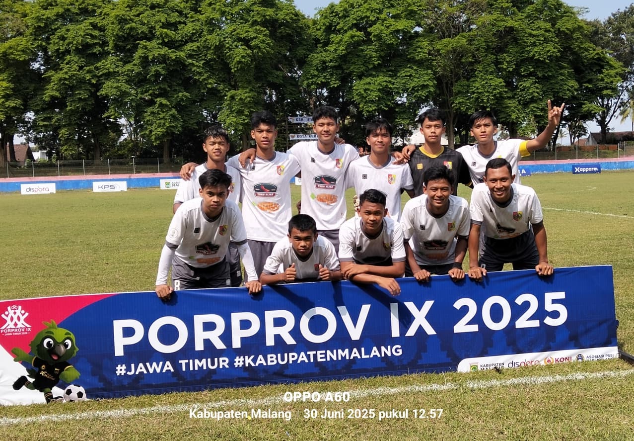 TATAP PRESTASI: Skuad sepak bola putra Jember menjelang laga perbuatan medali perunggu di Stadion Kahuripan, Kabupaten Malang, siang kemarin (30/6/2025). Jember menang 3-2 dari Kota Kediri.