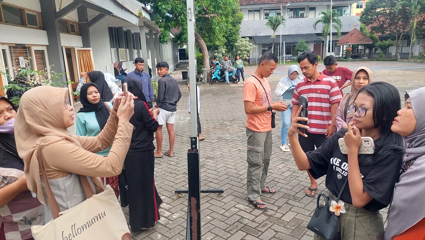 GUNAKAN BARCODE: Sebagian orang tua dan siswa masih datang ke SMPN 1 Jember, sekalipun barcode dan pengumumannya bisa dilihat di media massa, kemarin.