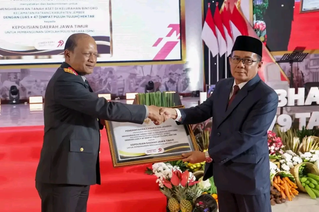 SINERGI: Pj Sekda Jember Jupriono (kanan) menyerahkan komitmen hibah tanah kepada Polda Jatim, di Pendapa Bupati Jember, Selasa (1/7/2025).