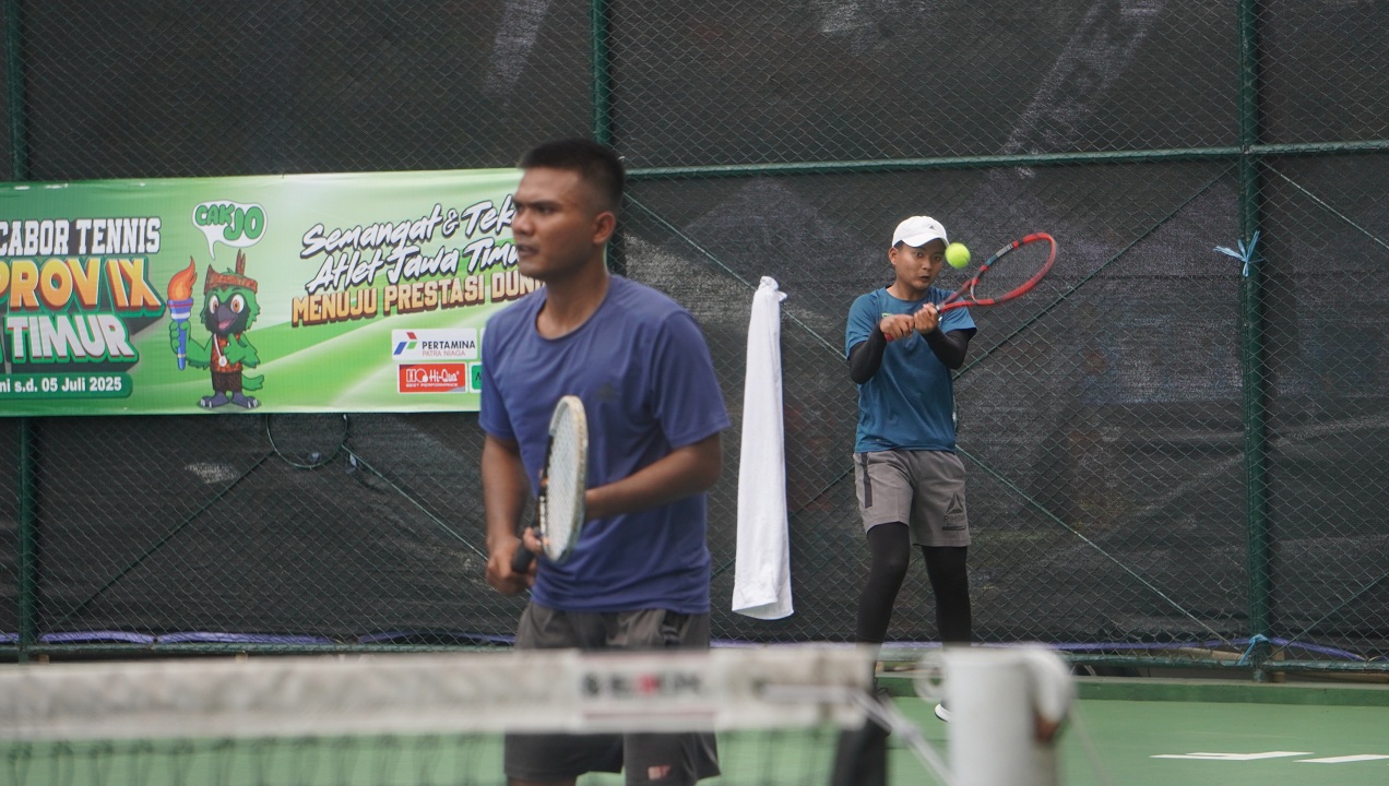 HABIS-HABISAN: Sultan Khafi Delon dan M. Alif Dermawan bermain all-out saat melawan Bangkalan pada perempat final tenis nomor double putra.