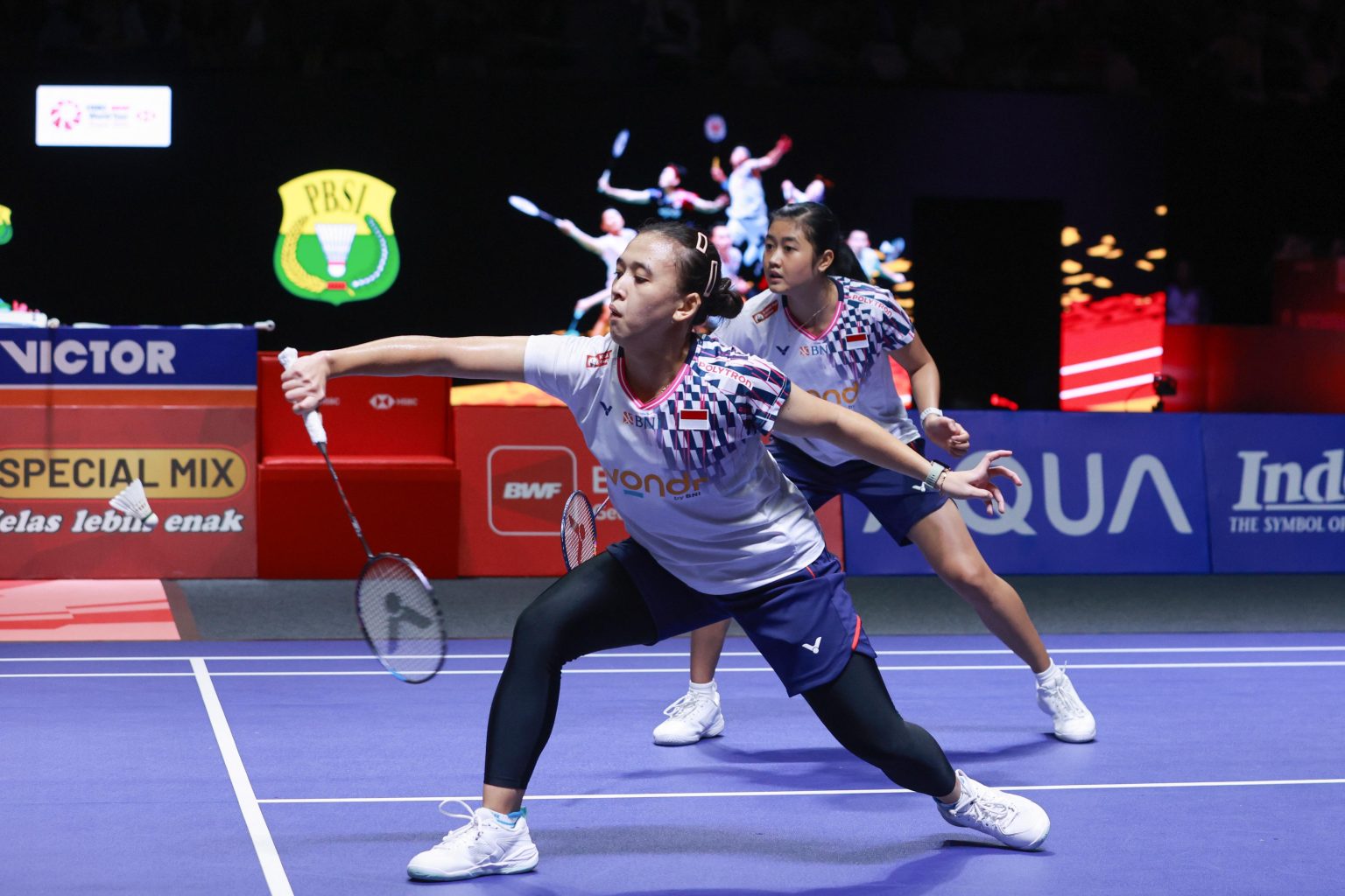BANYAK EVALUASI: Febriana Dwipuji Kusuma (depan) ketika bermain di turnamen internasional beberapa waktu lalu. Kini dia dan pasangannya ganda putri, Amalia Cahaya terus melakukan evaluasi