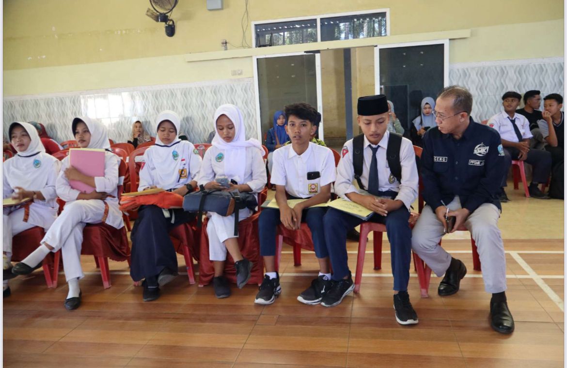 Kacabdin Provinsi Jatim Wilayah Jember Lumajang memantau proes SPMB SMAN di Jember