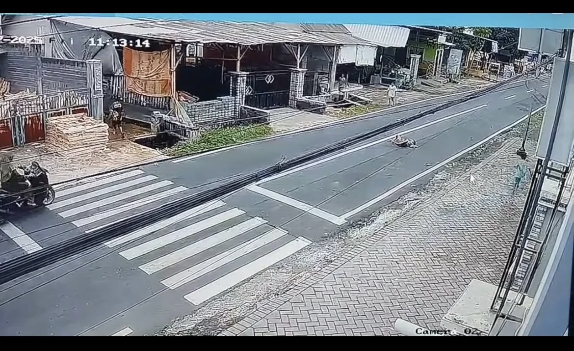 Tangkapan layar salah seorang anak tergeletak ditengah jalan pasca tertabrak motor.