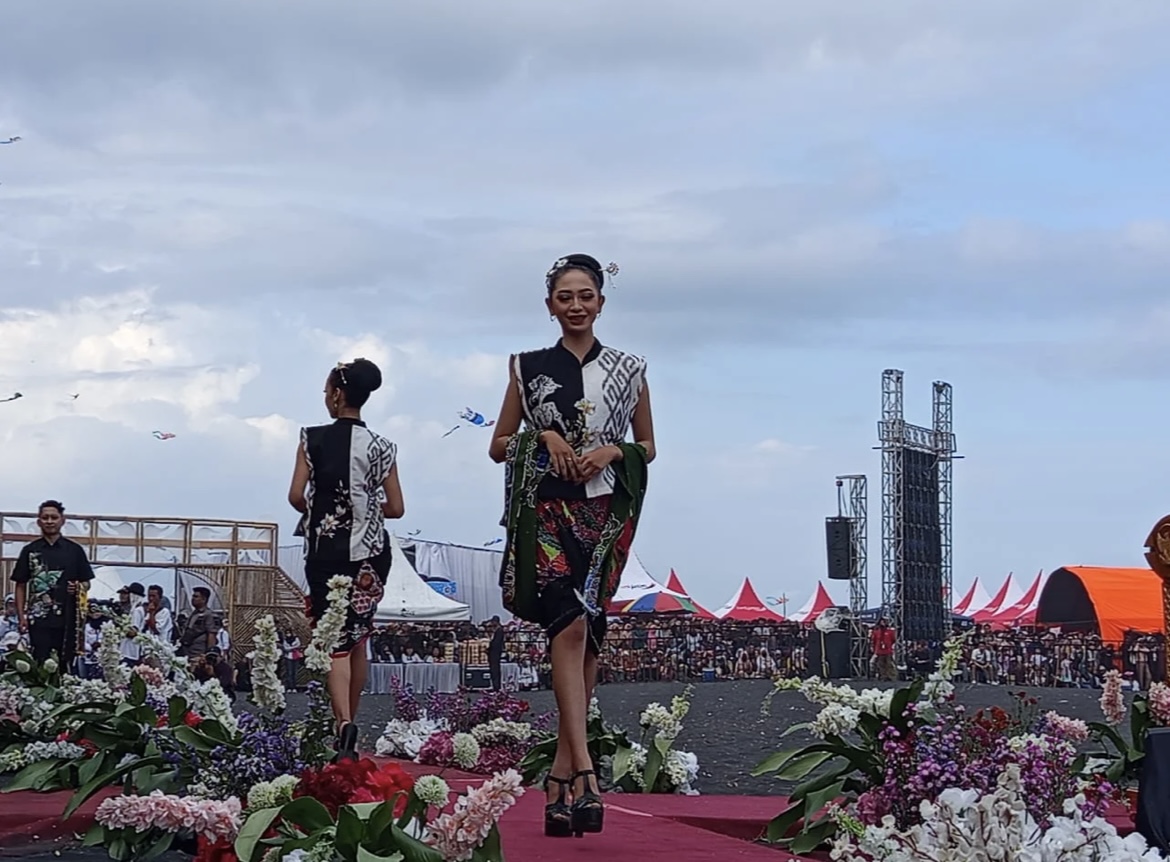 MENAWAN: Peragaan berbagai macam busana dengan motif batik khas Lumajang jadi pembuka ajang even KEN 2025 di Lumajang. (ADE APRYANIS/RAME)