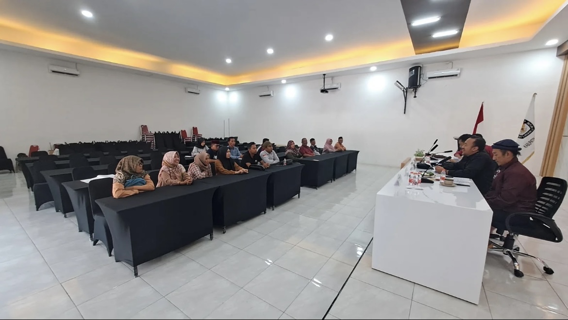 RAPAT: Sejumlah komisioner KPU Lumajang saat melakukan rapat, beberapa waktu lalu. (ATIEQSON MAR IQBAL/RAME)