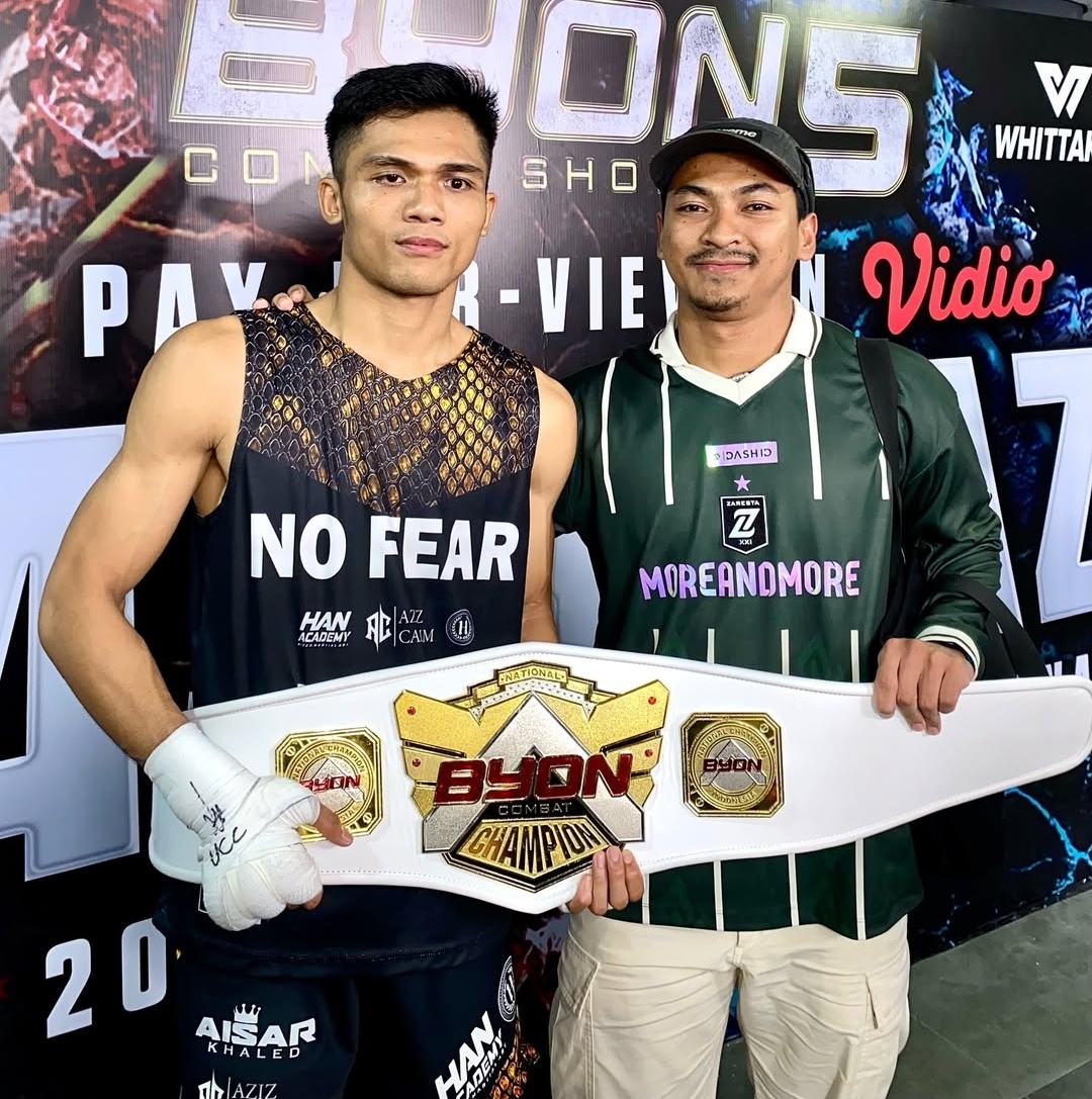 MAKIN BERSINAR: Momen Aziz Calim saat perlihatkan sabuk kemenangannya atas KKAjhe (ig:Azizcalim)