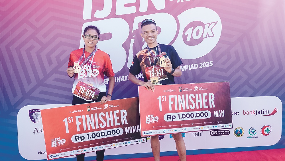 FINISH TERCEPAT: Firdauziah Sudarsono (kiri) dan Afran Sabaddha berhasil meraih podium pertama lomba lari 10K kategori putra dan putri, pada Ijen BRO, Minggu (29/6/2025).