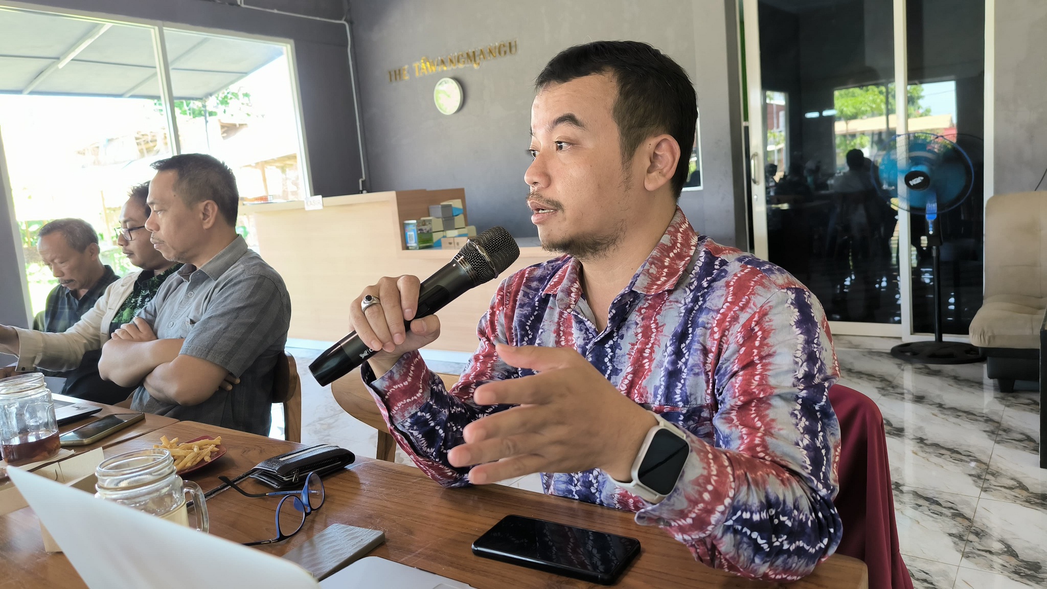 TAJAM: Dosen Prodi Ilmu Pemerintahan FISIP Unmuh Jember Iffant Galant El Muhammady menyampaikan hasil kajiannya dalam diskusi dan bedah draf Raperda RPJMD Jember yang digelar di Kafe Tawangmangu.
