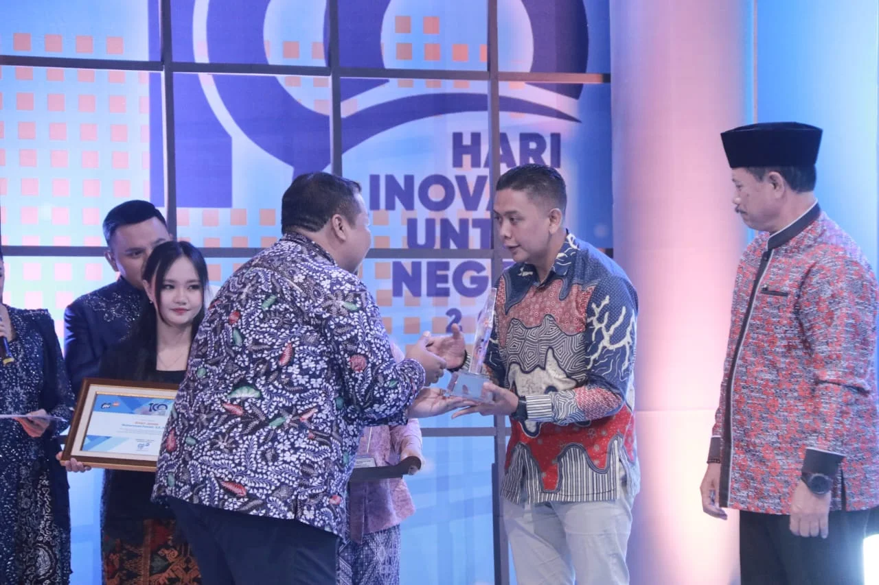 MEWAKILI BUPATI: Plt Kepala Diskominfo Jember Regar Jeane, mewakili Bupati Fawait, saat menerima penghargaan kepala daerah inovatif, di JTV Surabaya, Selasa (1/7/2025).