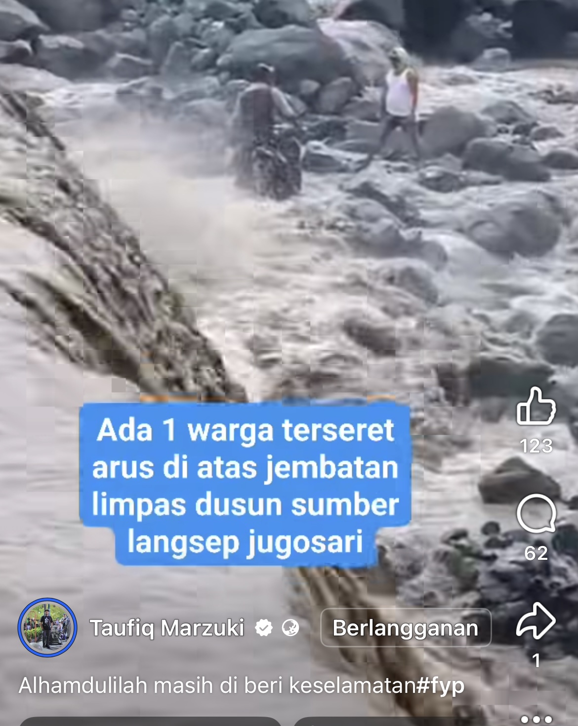 WARGA Desa Jugosari, Kecamatan Candipuro terseret arus di Jembatan limpas sumber langsep. Informasinya, saat itu pemotor hendak menyebrangi aliran sungai, namun karena debit air cukup deras laki-laki