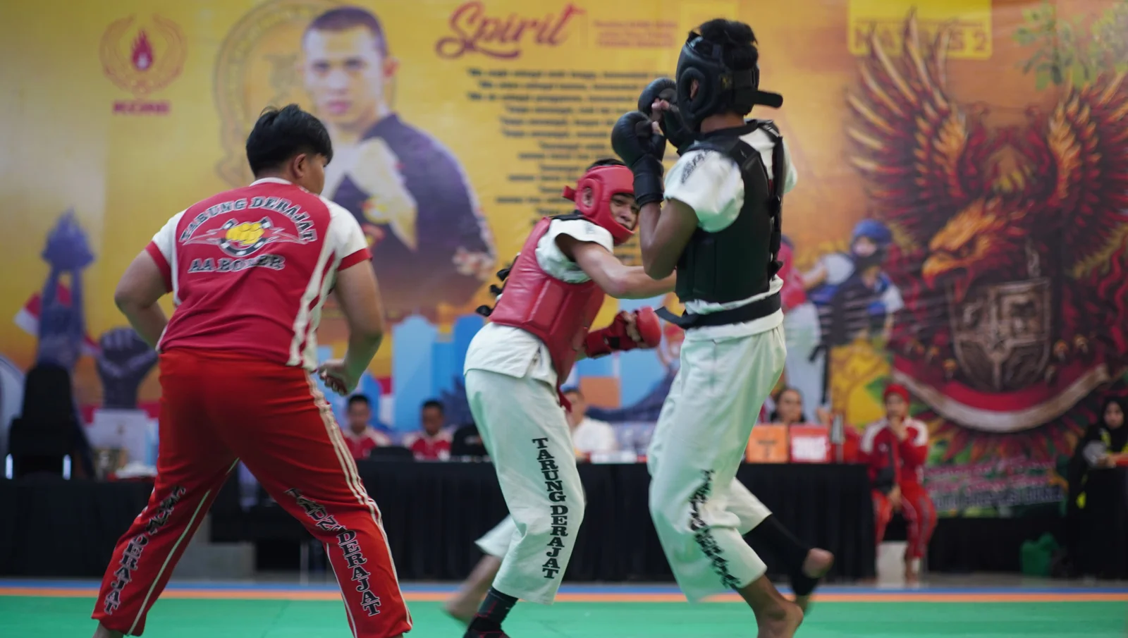 Atlet tarung derajat Jember, Muhammad Zhafran Sajidan (tengah), bertanding melawan atlet asal Surabaya, M. Reynaldhi, di kelas 58&ndash;61 kg tarung bebas putra, di Aula Hotel Ciptaningati, Batu.