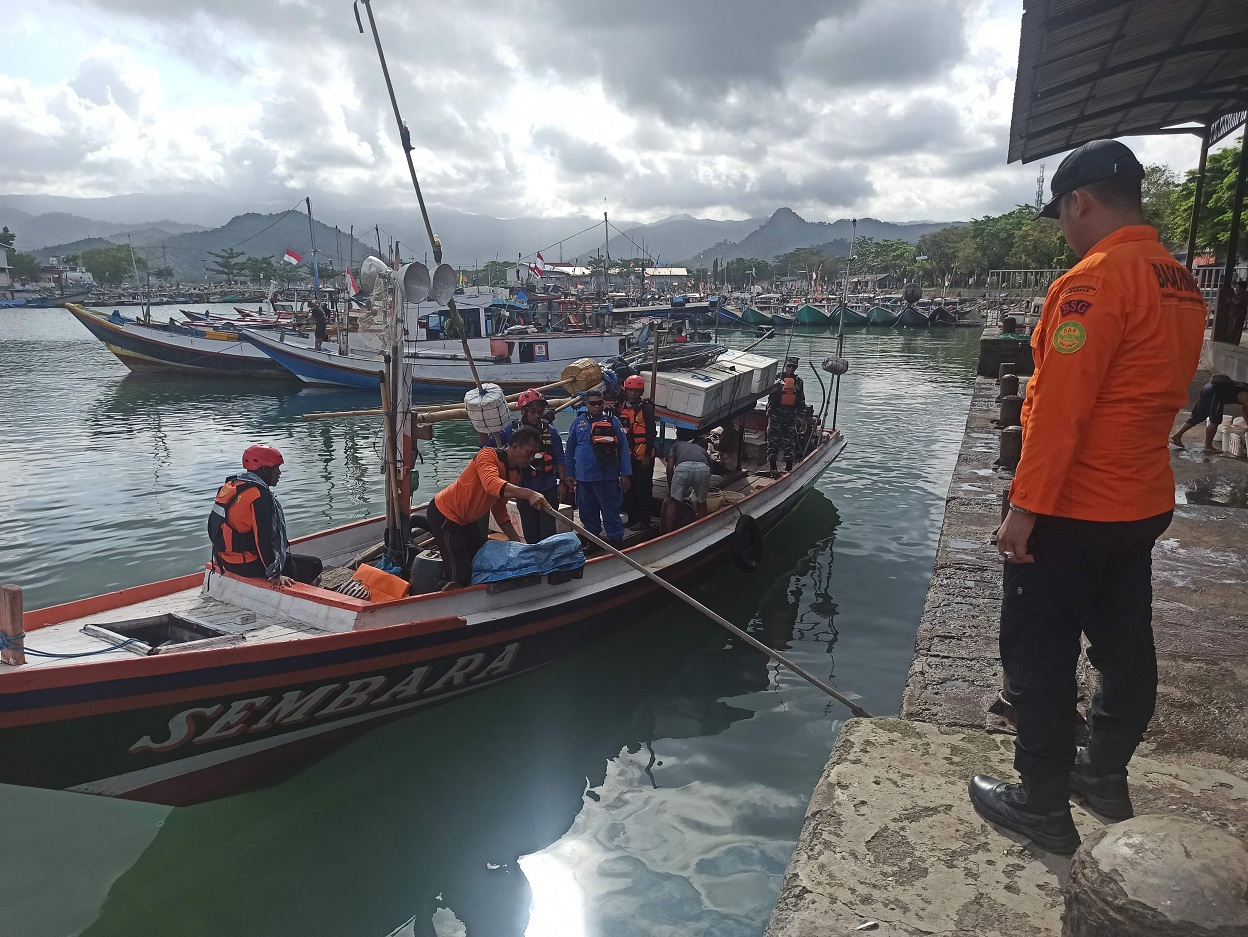 Tim gabungan dari Basarnas Trenggalek, Posmat TNI AL, Pos Polair BKO Trenggalek, dan petugas Damkar melakukan pencarian korban dan evakuasi kapal yang ditemukan tenggelam, Kamis (3/7/2025).