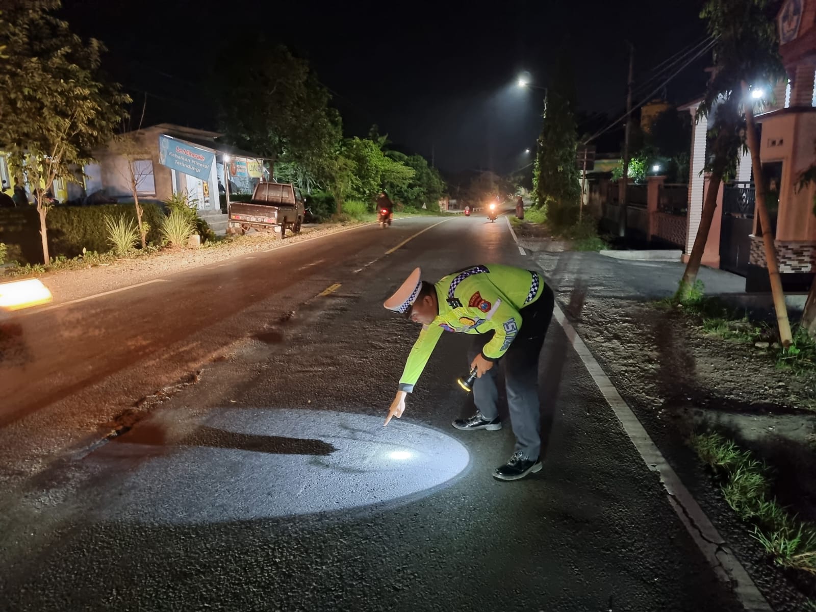 DATANGI LOKASI: Anggota Laka Satlantas Polres Jember saat mendatangi lokasi untuk melakukan olah tempat kejadian perkara (tkp) di jalan Raya Desa Gambirono, Kecamatan Bangsalsari pada Rabu (2/7)