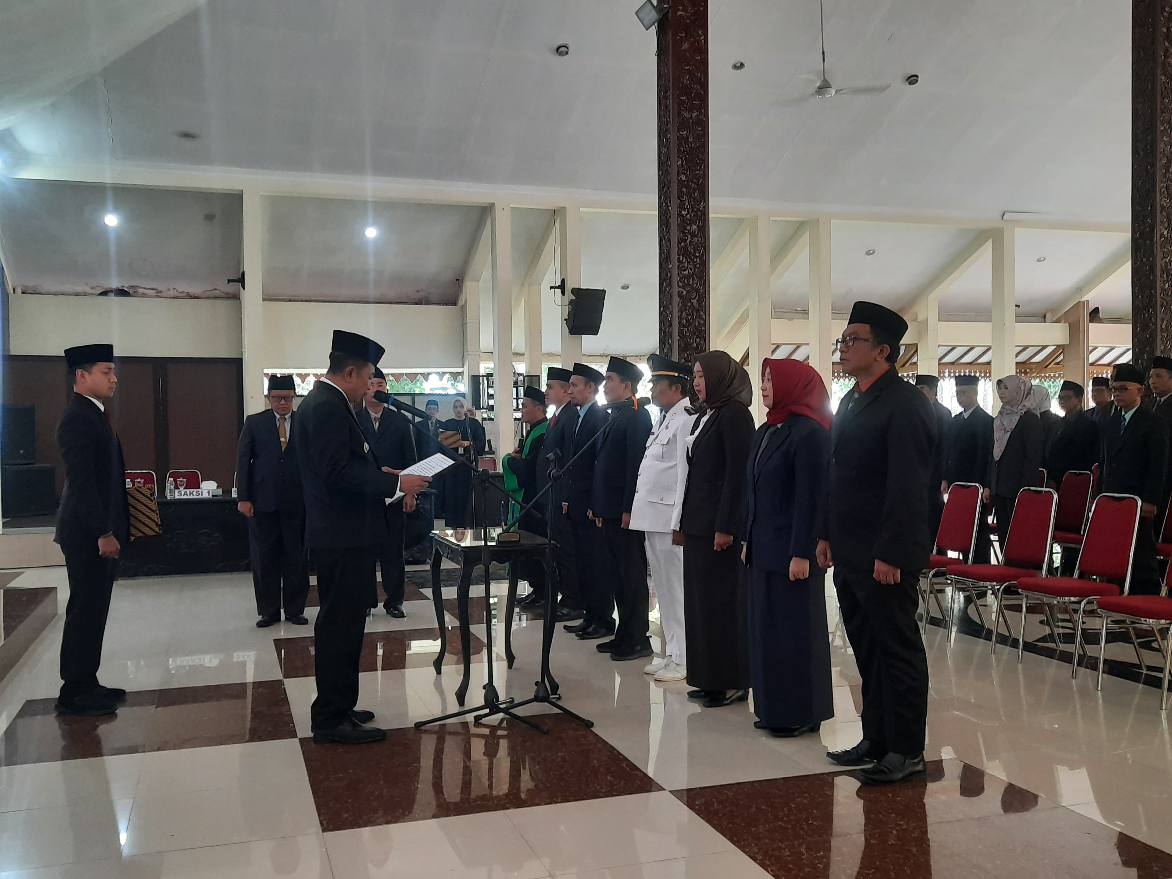 KHIDMAT: Bupati Abdul Hamid saat membacakan sumpah kepada para pejabat yang dilantik, Kamis (3/7) (FAQIH/RJ)