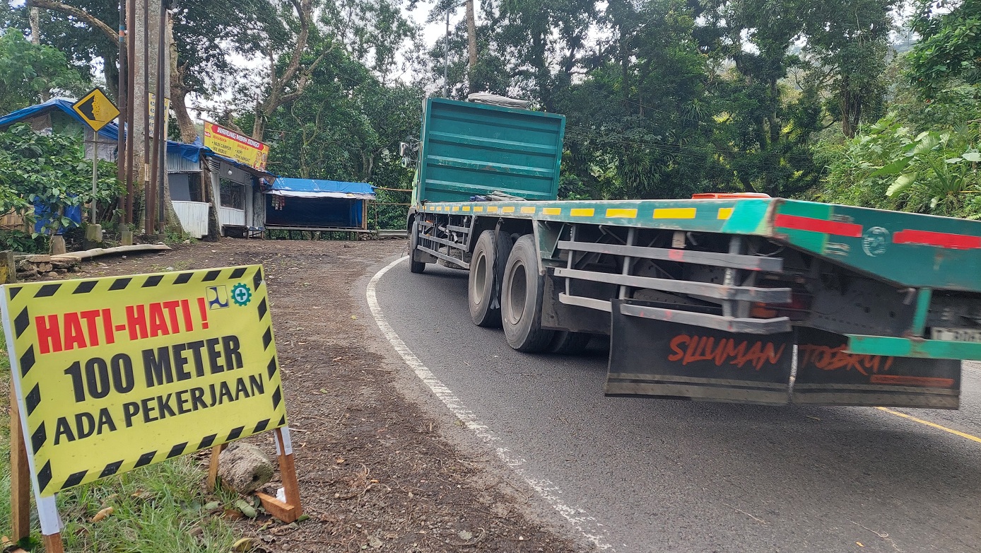 RAMBU PEMBERITAHUAN DIPASANG: Di sekitar tikungan mbah Singo sudah terlihat ada beberapa papan proyek yang menunjukkan jalan di lokasi setempat akan diperbaiki.