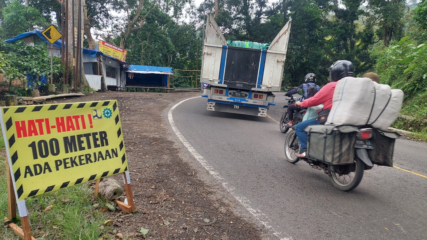 RAMBU PEMBERITAHUAN DIPASANG: Di sekitar tikungan mbah Singo sudah terlihat ada beberapa papan proyek yang menunjukkan jalan di lokasi setempat akan diperbaiki.