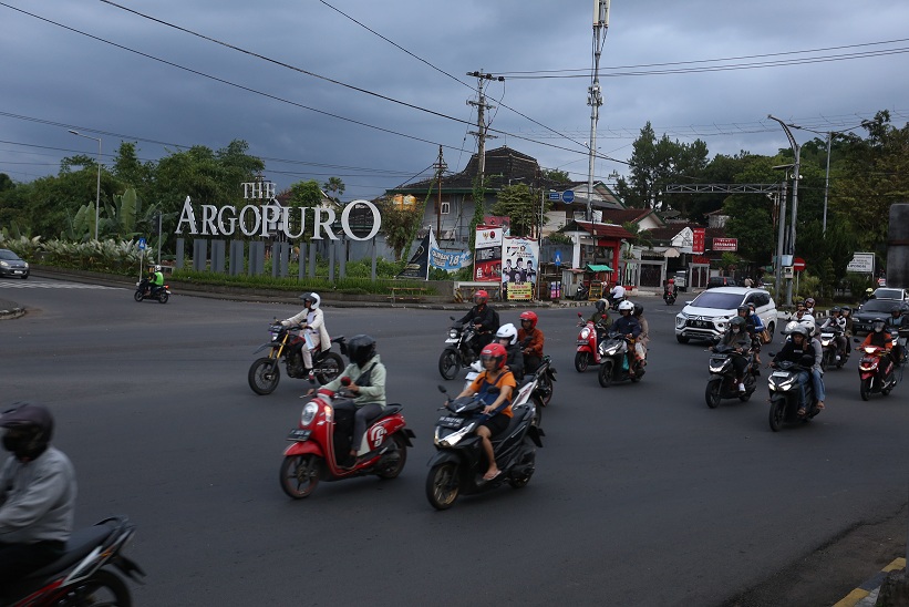 PERUBAHAN JALUR: Kendaraan di simpang empat Argopuro terpantau cukup padat, kemarin (3/7/2025). Per 4 Juli 2025 , diberlakukan penutupan perempatan dan tanpa lampu merah.