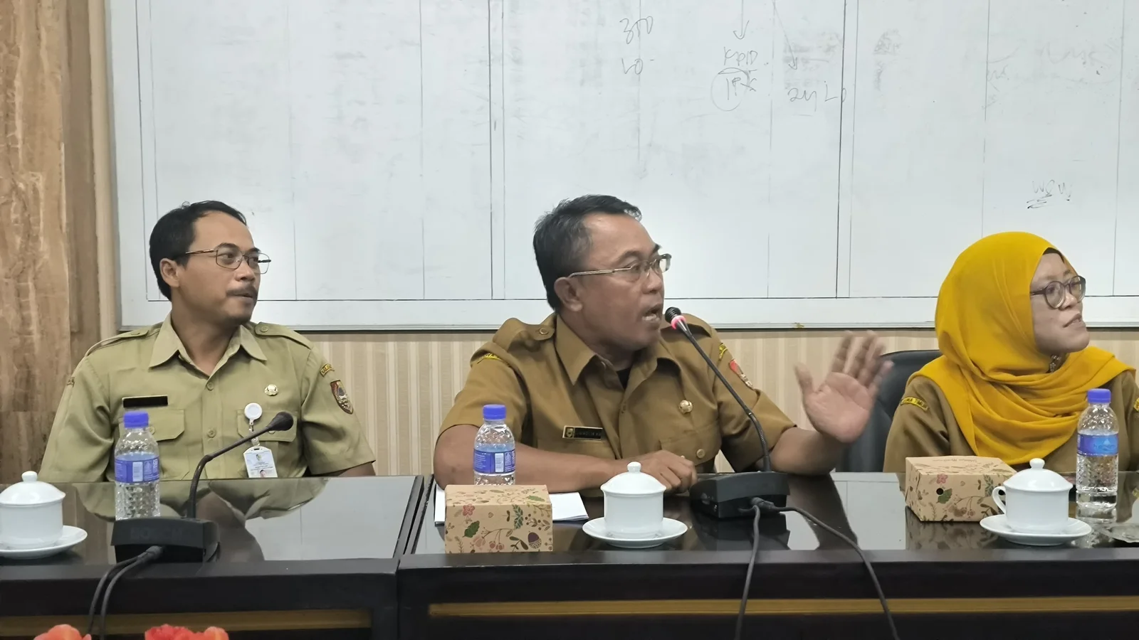 TAK TERIMA: Ketua Forum Komunikasi Kasun Jember (FKKJ) Samholik Hali Mukhtar menyampaikan protes atas pemberhentian tiga kasun di Desa Sidomulyo Kecamatan Silo ke Komisi A DPRD Jember, Selasa (1/7).