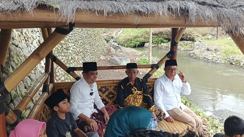 Bupati Fawait ditemani Pj Sekda an Ketua TP PKK saat safari desa, pada giat Bunga Desaku Jilid II, di Silo, (27/6/2025). Di sela-sela itu, Gus Fawait menebar ribuan benih ikan di sungai.