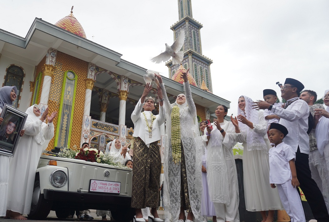 SAH: Salah satu momen dalam pernikahan Mega Hangestri Pertiwi dengan Dio Novandra Wibawa di Masjid Roudhotul Muchlisin, Kecamatan Kaliwates, Jember, kemarin (4/7/2025).