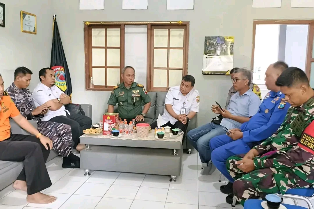 KOORDINASI: Rapat koordinasi dan penyerahan bantuan sosial untuk keluarga korban laka laut, di Kecamatan Puger, (2/7/2025).