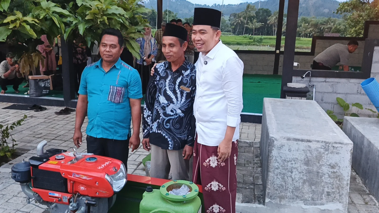 BERI DUKUNGAN: Bupati Fawait menyalurkan bantuan Alsintan, di Silo, pekan kemarin. Dalam kesempatan itu ia juga menyosialisasikan sejumlah program pemerintah daerah.
