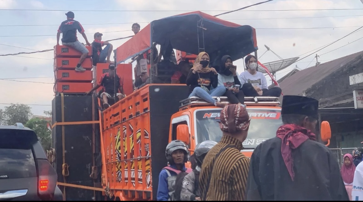 HARUS DIBATASI: Pawai sound horeg yang dilakukan oleh warga di Bondowoso beberapa waktu lalu. (ILHAM WAHYUDI/RADAR IJEN)