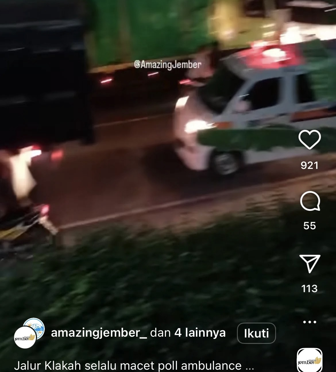 Kondisi sebuah ambulans yang terkena macet saat melewati akses jalan di Klakah, Lumajang.