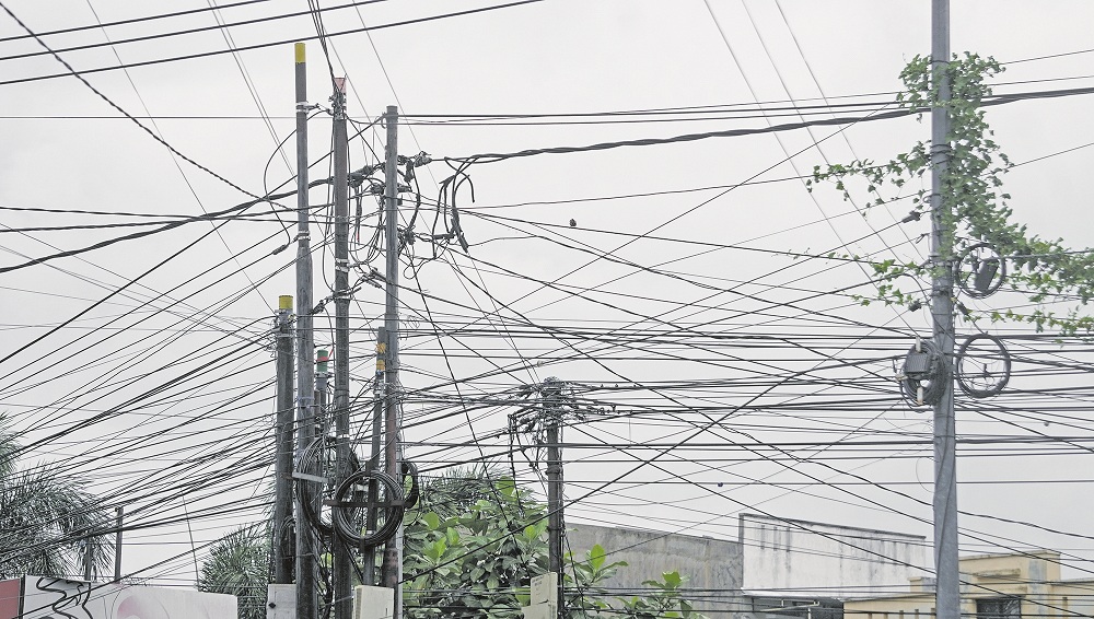 SEMRAWUT: Kondisi kabel di jalan PB Sudirman, Kelurahan Jember Lor, Kecamatan Patrang, ada yang digulung dan digantung, membuat terlihat kumuh dan mengurangi estetika kota.
