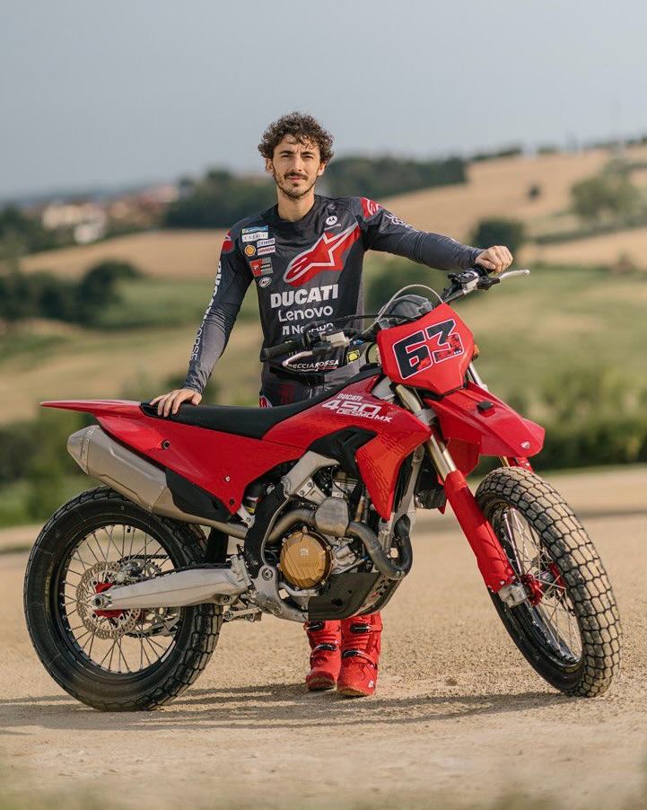 Franceso bagnaia bersama motor Desmo 450 MX yang secara khusus dihadiahkan Ducati kepadanya.
