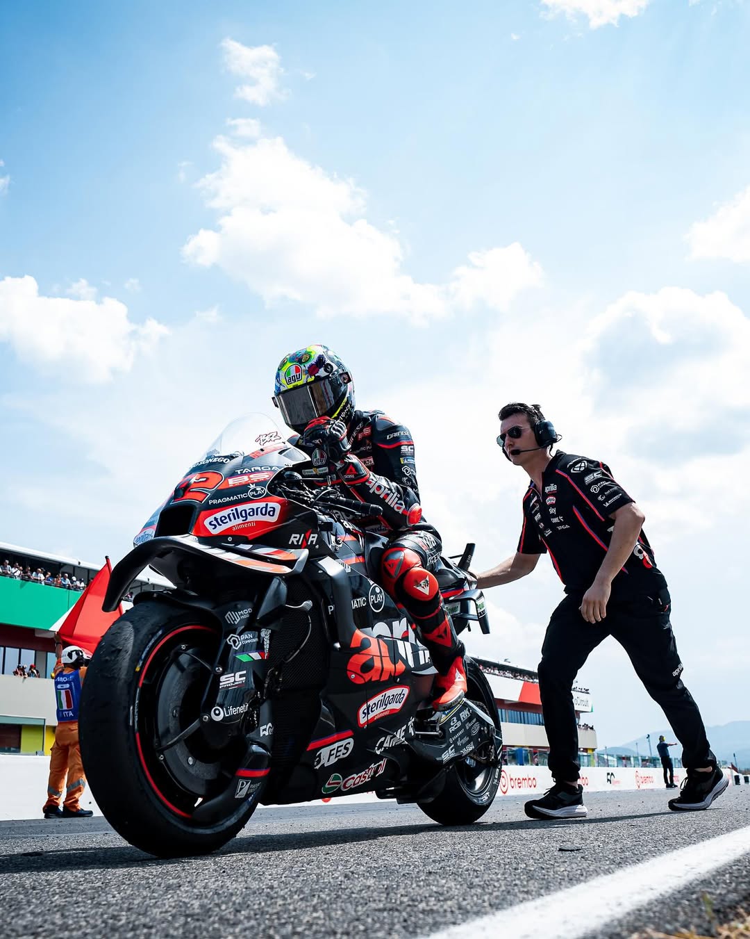 Direktur Aprilia Racing, Massimo Rivola, menyebut RS-GP lebih agresif dan sulit dikendalikan sepenuhnya.