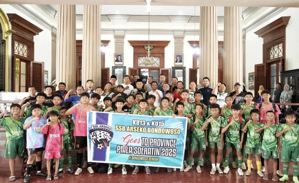 BERSIAP: Puluhan pemain Arseko U-13 dan U-14 serta official, menemui bupati sebelum berlaga di Piala Soeratin tingkat Provinsi. (KOMINFO BONDOWOSO )
