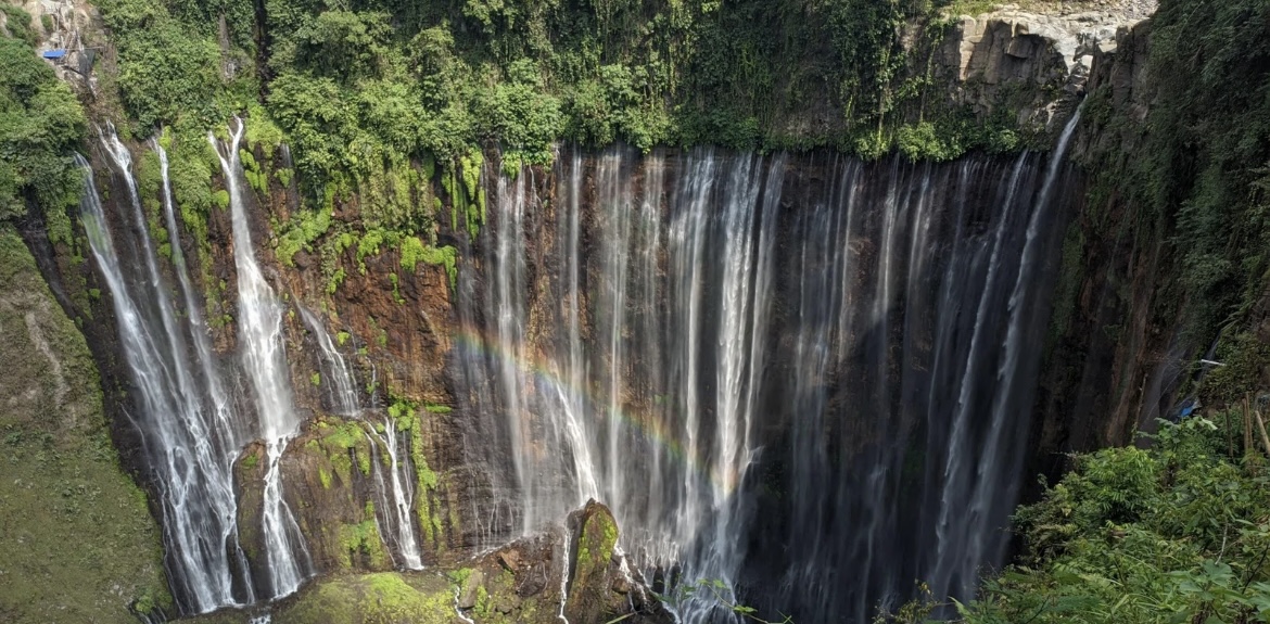 MENAWAN: Wisata Tumpak Sewu di Pronojiwo, Lumajang semakin menarik kunjungan wisatawan lokal dan mancanegara. (ADE APRYANIS/RAME) 