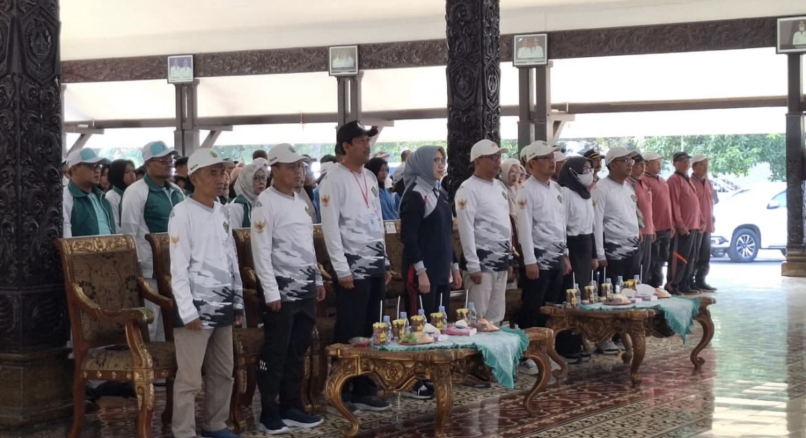 BERANGKAT: Bupati Lumajang Indah Amperawati bersama Wakil Bupati Lumajang Yudha Adji Kusuma saat memberangkatkan ratusan kontingen, kemarin. (ATIEQSON MAR IQBAL/RAME)