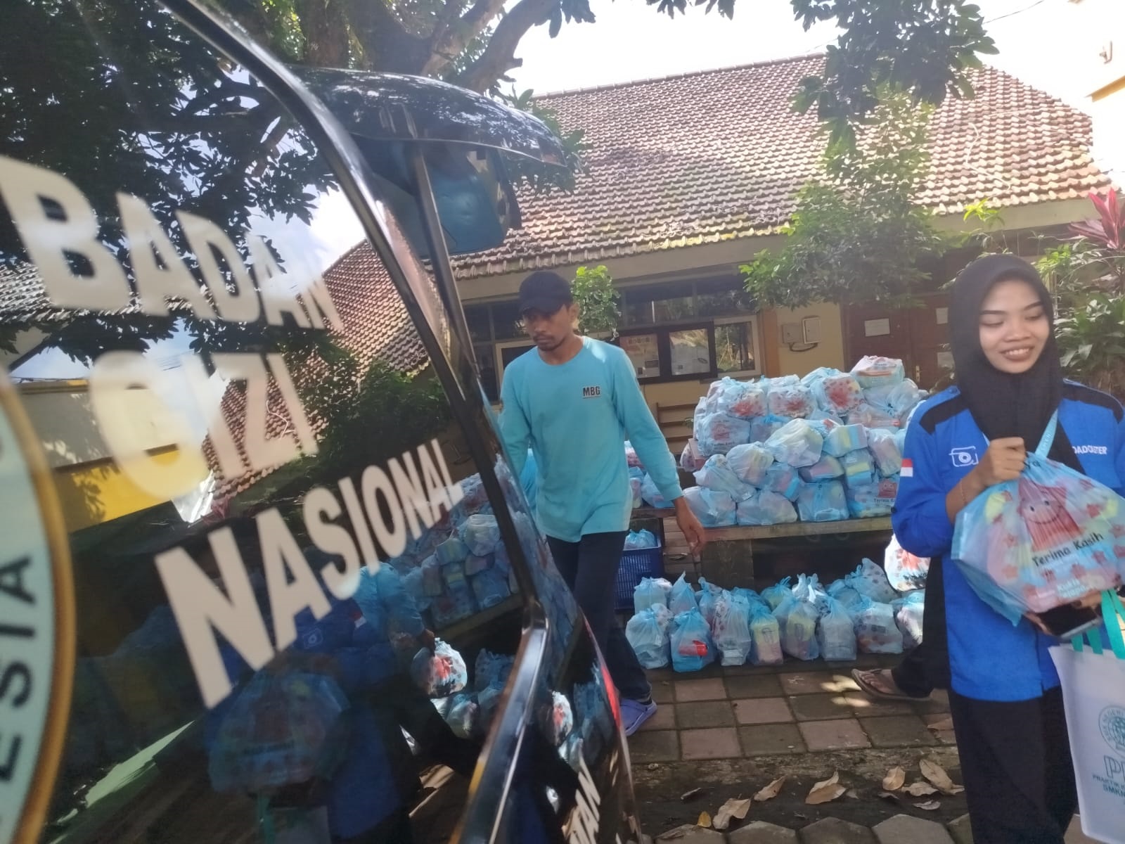DISTRIBUSI: Siswa SMKN 1 Jember mengambil paket MBG dengan menu makanan kering, pekan kemarin. (DWI S./RJ)