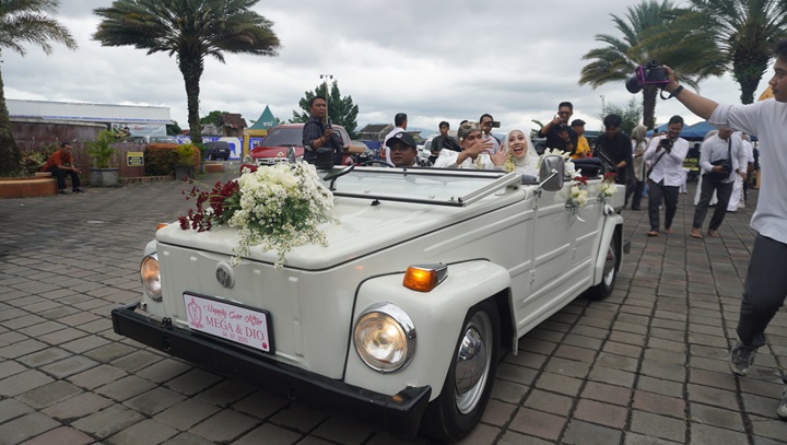 BAWA MOBIL ANTIK: Megawati Hangestri dan Dio Novandra ketika bersama-sama di mobil antik warna putih. (YULIO/RJ)