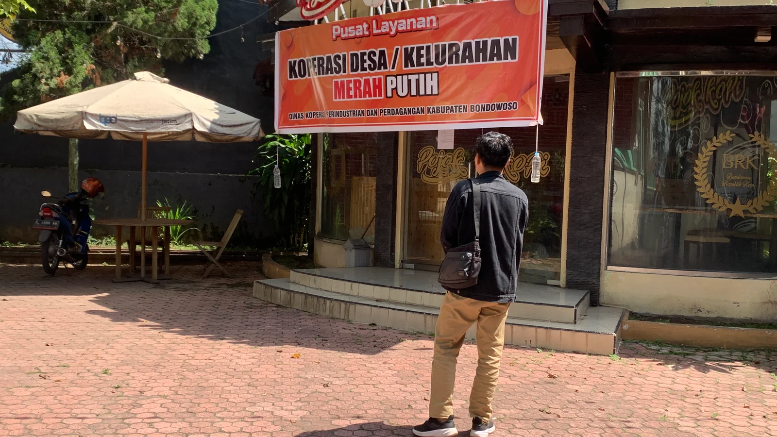 DIKEBUT: Salah seorang warga di Bondowoso mendatangi pusat layanan koperasi merah putih yang disiapkan Diskoperindag Bondowoso, kemarin