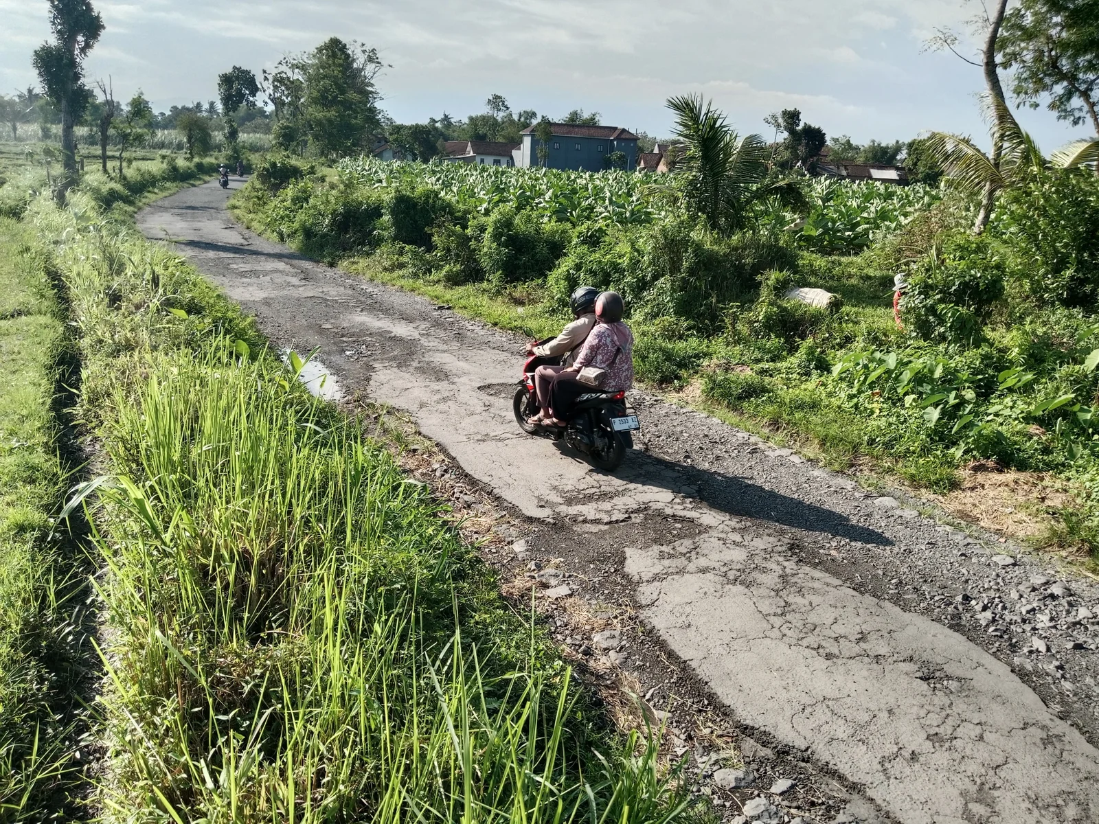 JALAN RUSAK MAKIN MEMPRIHATINKAN: Salah satu pengendara yang terlihat berhati-hati saat melintasi jalanan yang sudah rusak parah. Terlebih di beberapa kawasan desa. (FAQIH/RJ)