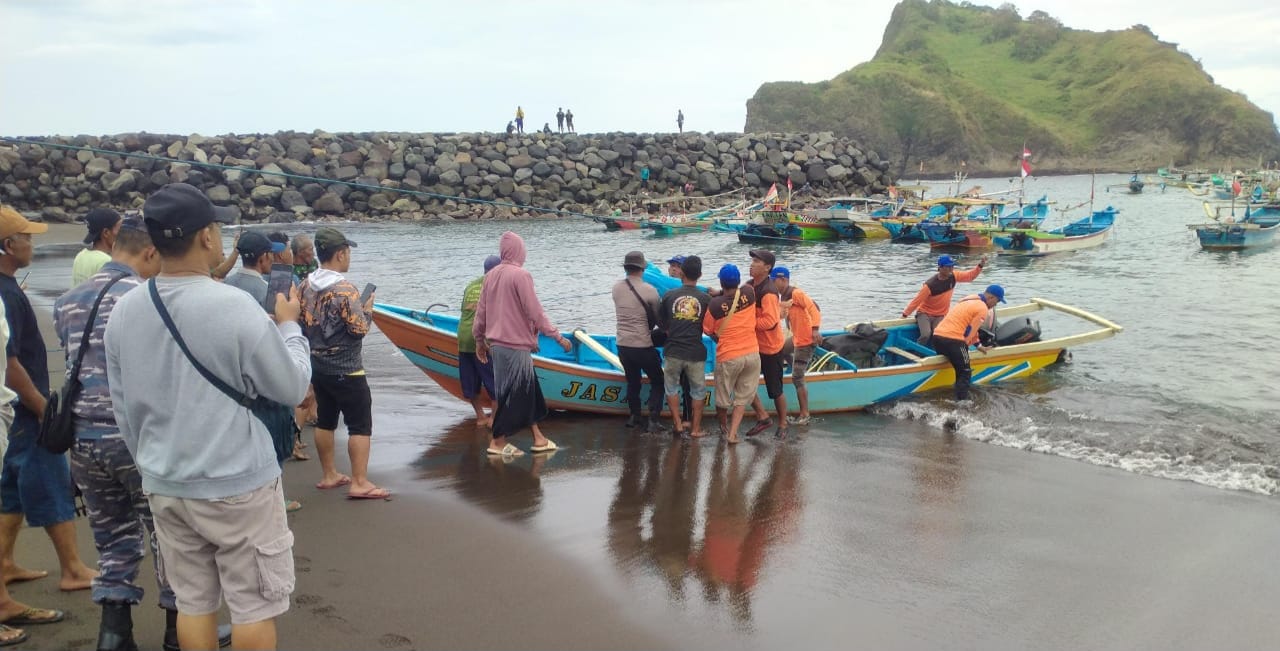 EVAKUASI: Anggota Polsek Ambulu bersama anggota SAR Rimba Laut saat mengevakuasi jasad Subarjo, 85, warga Desa Kesilir, Kecamatan Wuluhan Minggu (6/7).