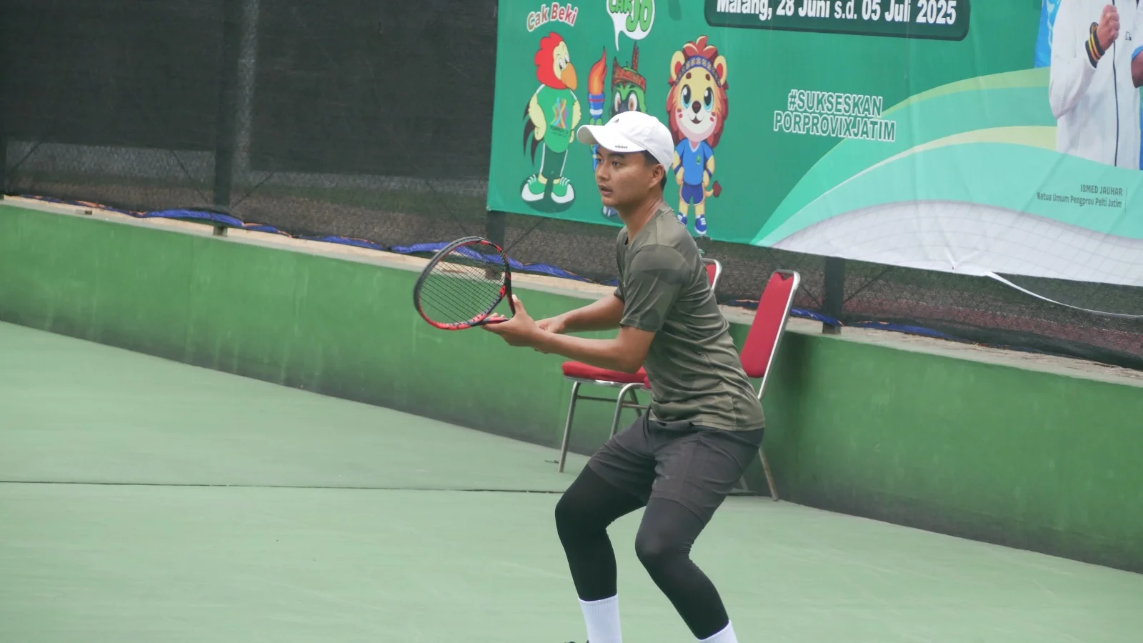 MEDALI PERUNGGU: Sultan Kafi Delon saat bertanding melawan M Misbah dari Kota Madiun di Porprov Jatim IX, Jumat (4/7) lalu. Delon menyumbang satu-satunya medali untuk cabor tenis lapangan Jember