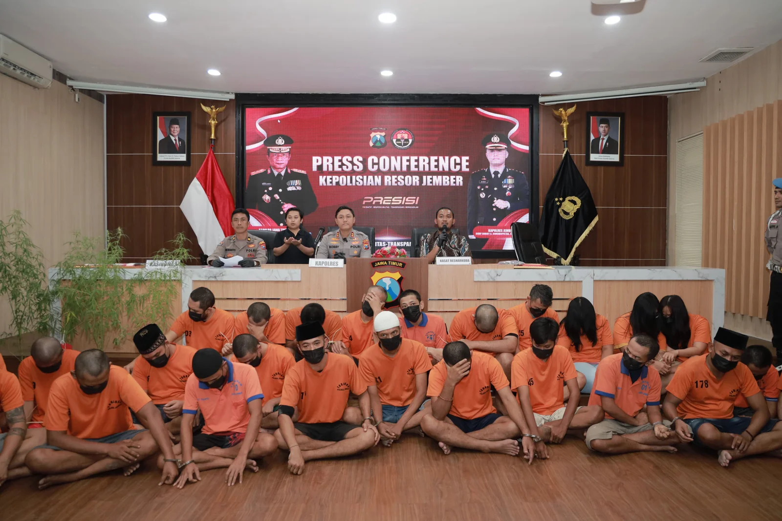 SIGAP : Tersangka pengedar narkoba dihadirkan pada forum press release di Aula Rupatama Polres Jember (4/7).