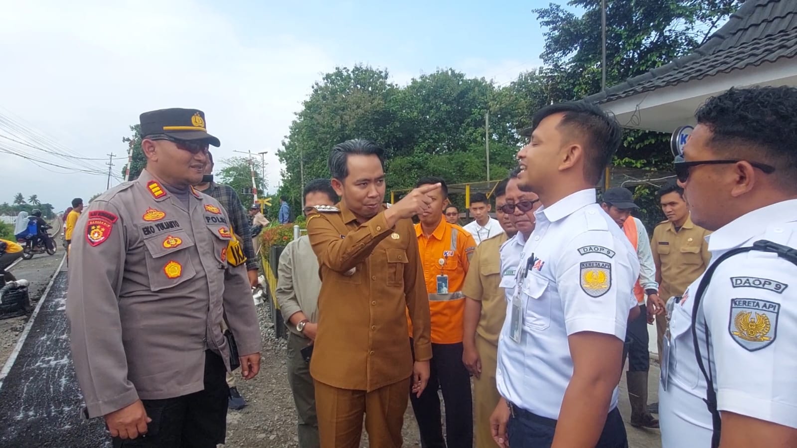 TURUN LANGSUNG: Bupati Jember Muhammad Fawait meninjau Tim URC untuk menambal jeglongan, di perlintasan KA Pecoro, di Rambipuji, Jember (7/7). (JUMAI/RADAR JEMBER)