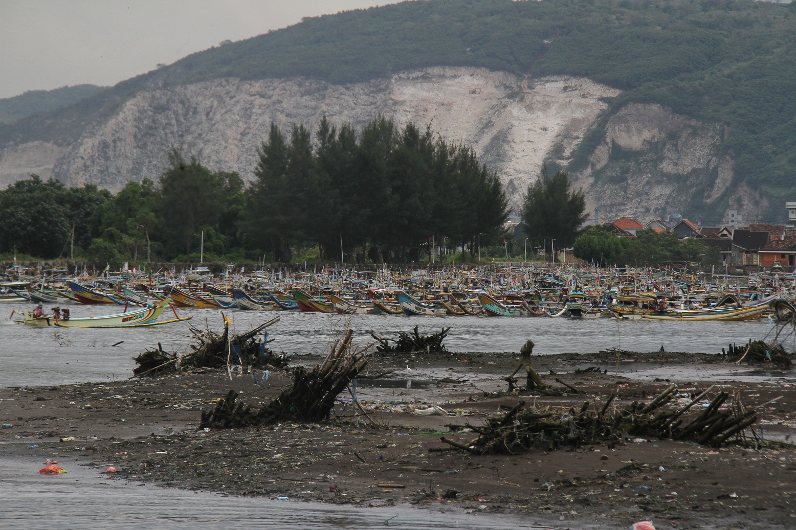 BERBAHAYA: Nelayan yang keluar masuk melewati muara Sungai Bedadung harus ekstra hati-hati, karena banyak sampah hingga rumpun bambu.