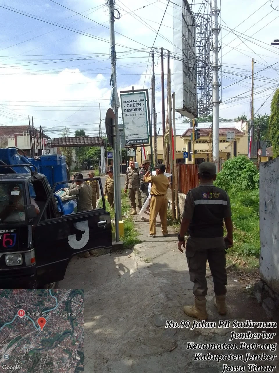 DITERTIBKAN: Penertiban reklame Kedaluwarsa yang berada di sekitar tiga kecamatan kota atau di segitiga emas Jember, kemarin (8/7/2025).